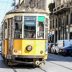 Copertina di Due fratelli aspettano il tram a Milano e vengono rapinati: accoltellato uno dei due, è grave