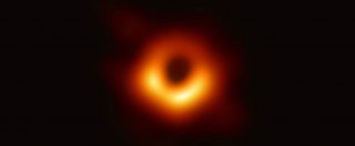 Copertina di Rivoluzione nell’universo: ecco la prima foto di un buco nero. I fisici: “Abbiamo dato forma alle equazioni di Einstein”