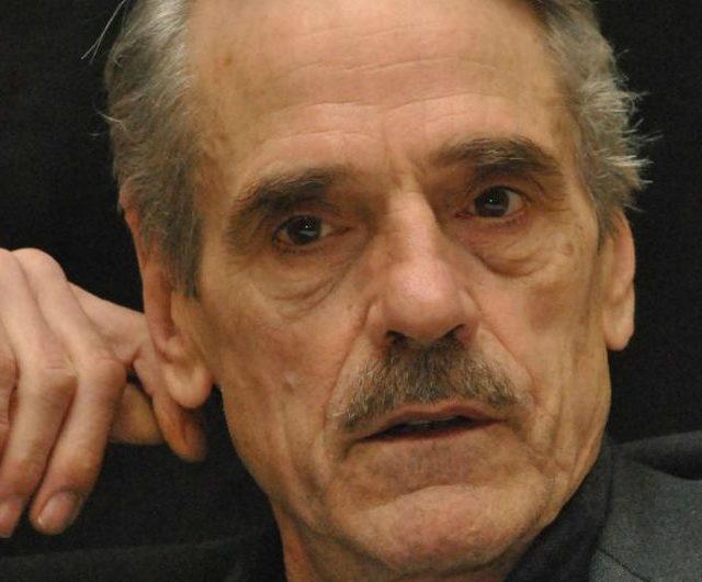 “Sogno di lavorare con Paolo Sorrentino, gliel’ho detto ma non ha ancora fatto nulla a riguardo”: la confessione del 76enne Jeremy Iron