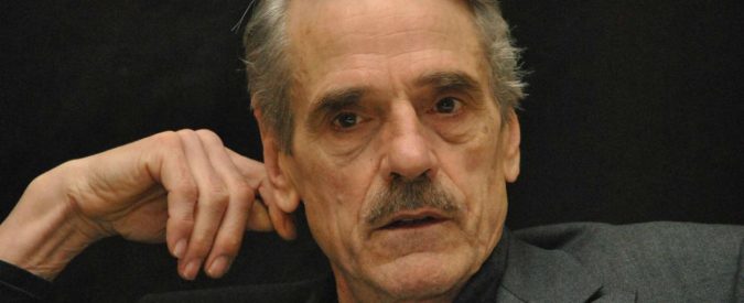 “Sogno di lavorare con Paolo Sorrentino, gliel’ho detto ma non ha ancora fatto nulla a riguardo”: la confessione del 76enne Jeremy Iron