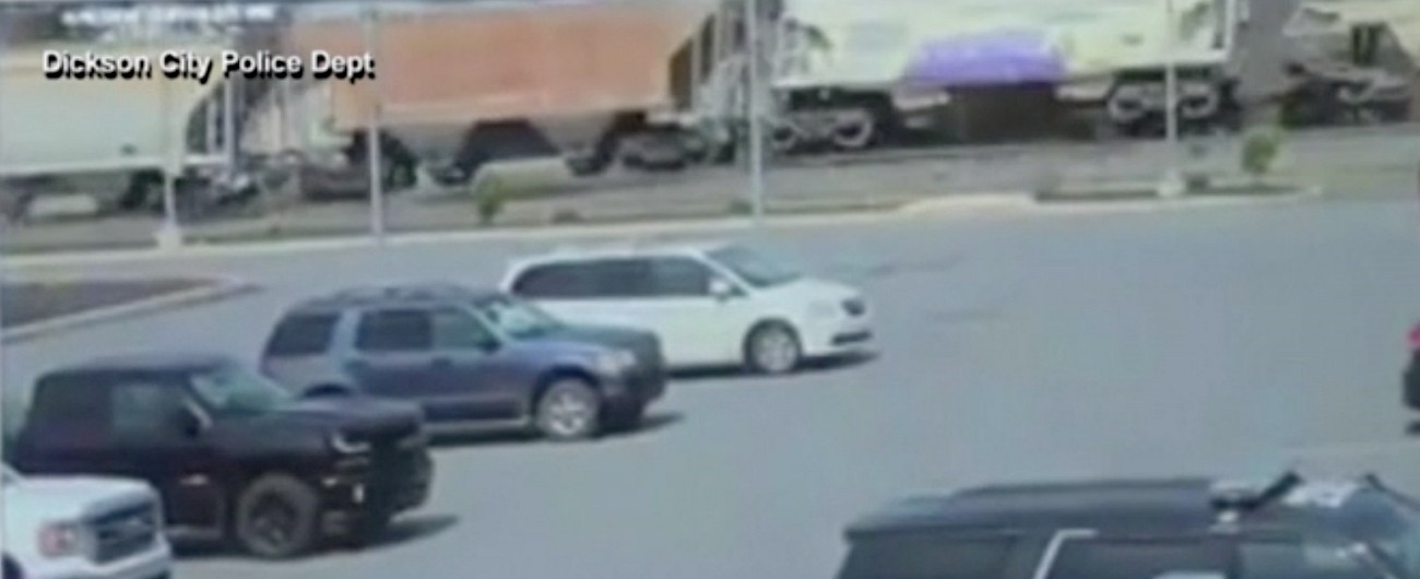 Copertina di Il treno merci deraglia in diretta. Le immagini dell’incidente ferroviario accaduto nelle scorse ore in Pennsylvania