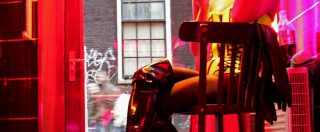 Copertina di Amsterdam, tende per coprire le vetrine a luci rosse: “Basta a sballo e sesso”. Ma le sex workers protestano: “Una follia”