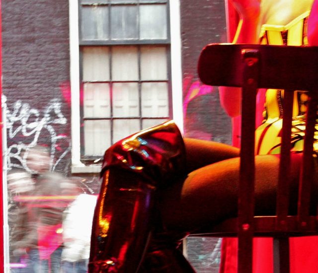 Amsterdam, tende per coprire le vetrine a luci rosse: “Basta a sballo e sesso”. Ma le sex workers protestano: “Una follia”