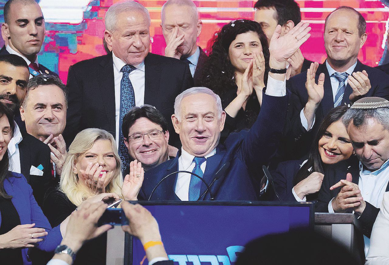 Re Bibi, quinto mandato: l’alleanza di destra lo salva