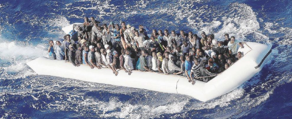 Abbandonati - Profughi su un gommone soccorsi in mare dalle ong - Ansa Altri 8 morti in mare. Dieci ore di Sos ignorate dall’Italia