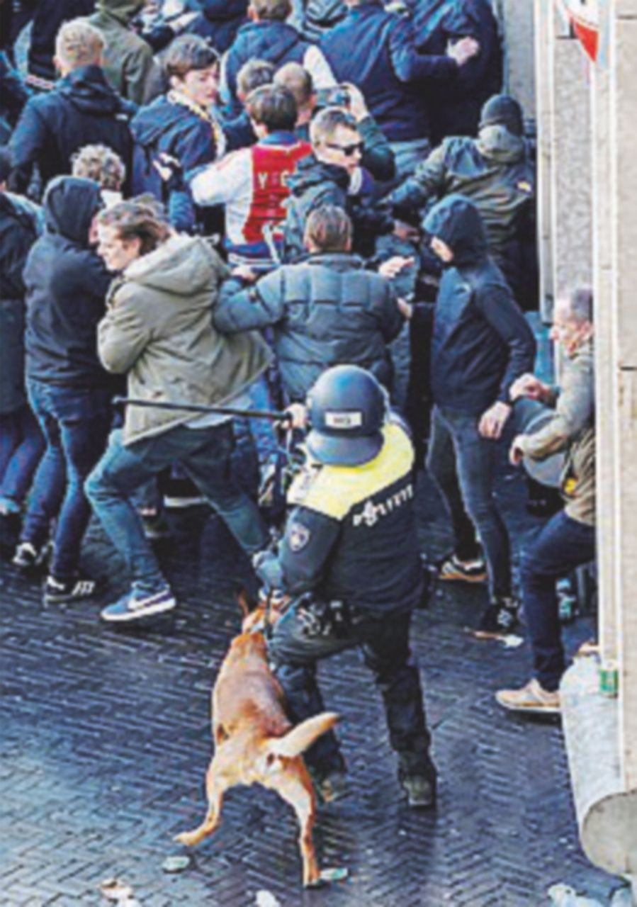 Copertina di 120 tifosi bianconeri fermati a Amsterdam prima di Ajax-Juve