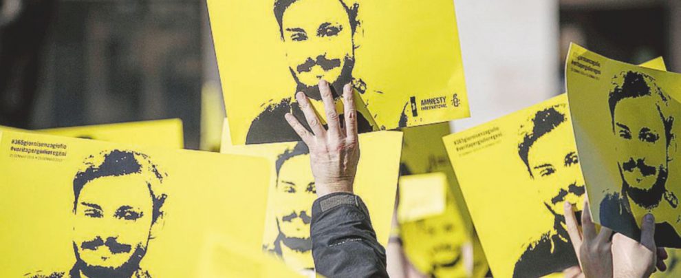 Senza giustizia - L’immagine di Giulio Regeni in un corteo - Ansa La Lega fa melina sulla Commissione Regeni