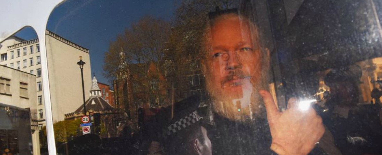 Julian Assange arrestato a Londra da Scotland Yard su richiesta di estradizione degli Usa. Trump: “Non ne so nulla”