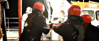 Alan Kurdi, la nave ancora ferma in mare. Evacuata 23enne incinta dopo crisi epilettica: le immagini del salvataggio