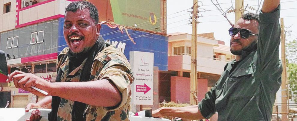 La festa - Militari sudanesi festeggiano per le dimissioni di Al Bashir - LaPresse Cambio di regime Khartoum nel caos non lascia la piazza