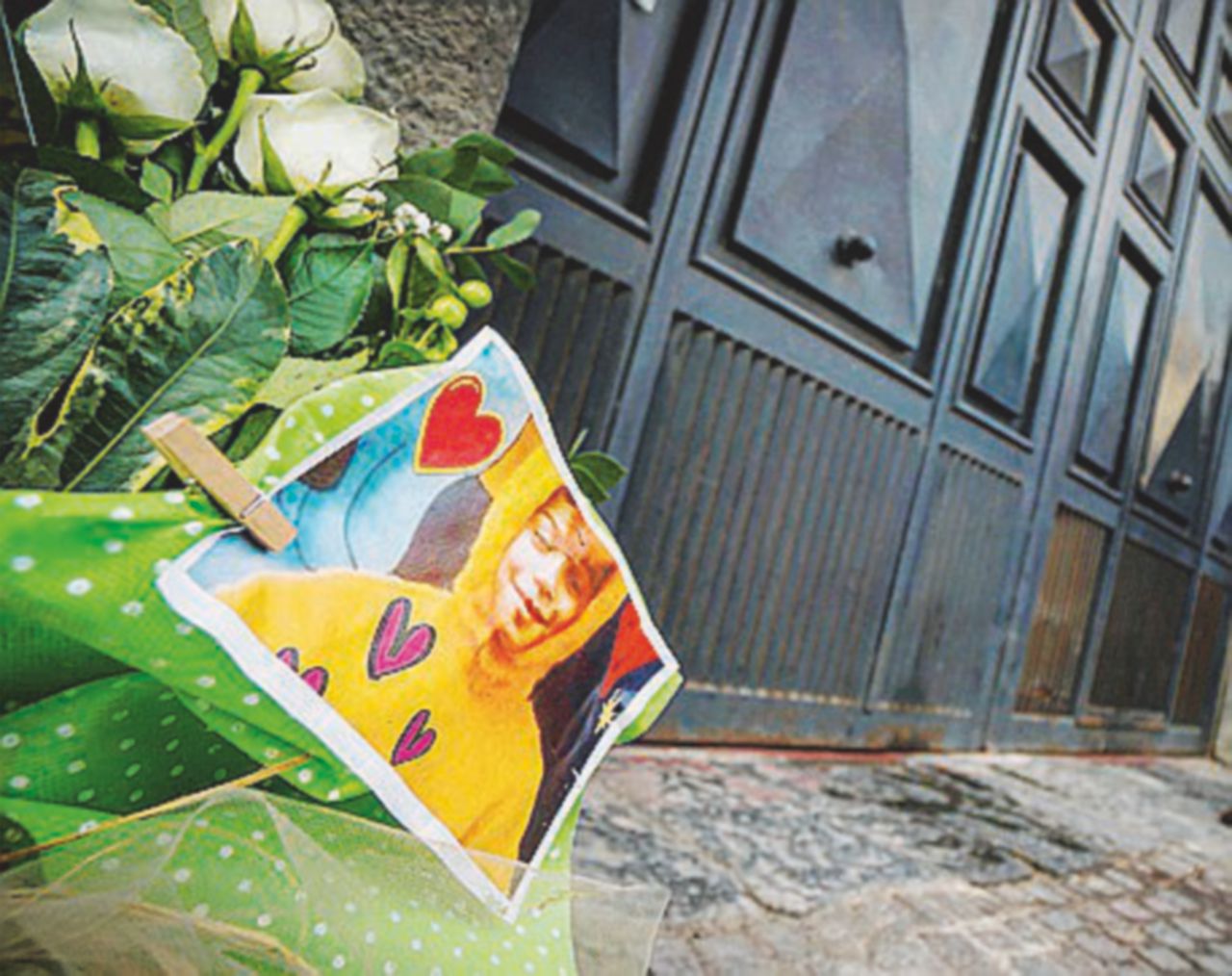 Ucciso a sei anni dal patrigno. Arrestata la madre: “Non ha fatto nulla e puliva il sangue”