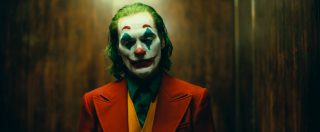 Copertina di Si traveste da Joker per fare una strage sulla metropolitana di Tokyo nella sera di Halloween: prima accoltella alcuni passeggeri, poi dà fuoco al vagone