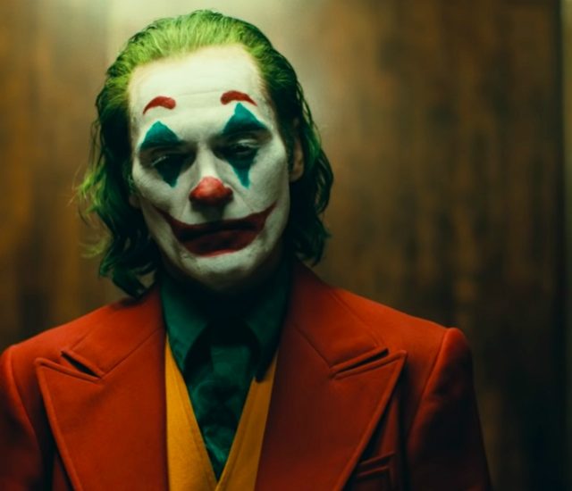 Si traveste da Joker per fare una strage sulla metropolitana di Tokyo nella sera di Halloween: prima accoltella alcuni passeggeri, poi dà fuoco al vagone