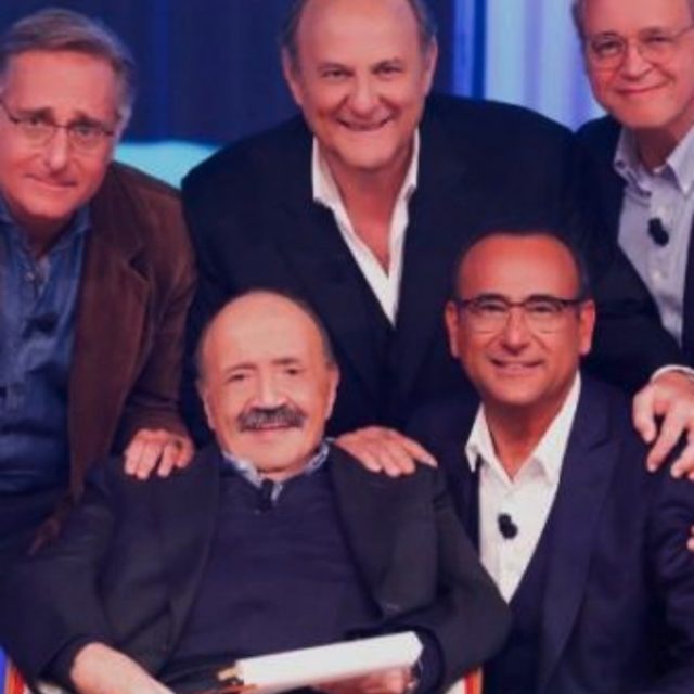 Al Maurizio Costanzo Show il trio Paolo Bonolis, Carlo Conti e Gerry Scotti fa il pieno di ascolti: “Avrebbe dovuto esserci anche Frizzi”