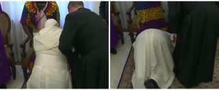 Copertina di Papa Francesco in ginocchio bacia i piedi ai leader del Sud Sudan: “Rimanete nella pace”. Il video del gesto di Bergoglio