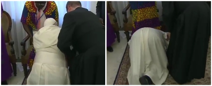 Copertina di Papa Francesco in ginocchio bacia i piedi ai leader del Sud Sudan: “Rimanete nella pace”. Il video del gesto di Bergoglio