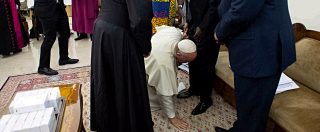 Copertina di Francesco bacia i piedi dei leader Sud sudanesi. Il gesto divide i fedeli: omaggio a criminali o umiltà in nome della pace?