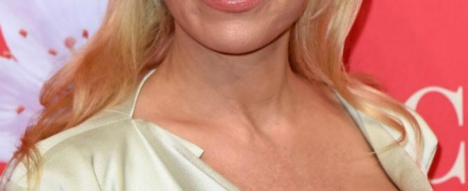 Pamela Anderson sull’ex fidanzato: “Mi ha schiacciato le mani finché non si sono incrinate”