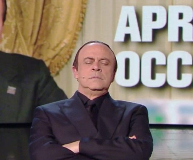 Crozza/Berlusconi e la foto dei manifesti: “Hanno usato quella di fronte o di profilo? In procura le hanno entrambe”