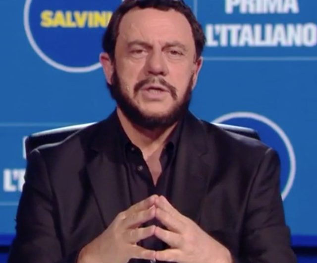 Crozza-Salvini vuole bloccare l’uso delle parole straniere: “Ti illudono con brexit e push up e alla fine sono senza tette”. Il discorso strampalato è tutto da ridere
