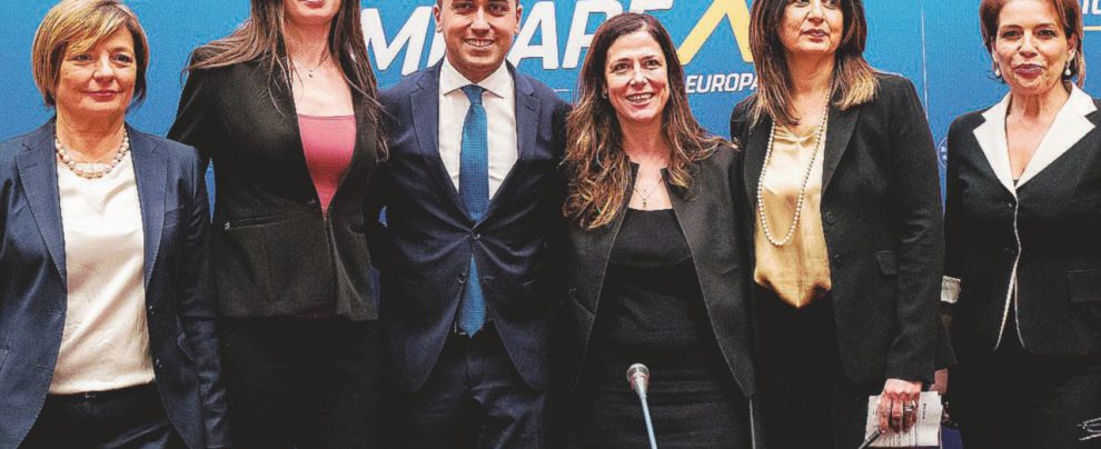 Foto di gruppo - Sopra, Di Maio con le 5 capolista. Accanto, Fabio Massimo Castaldo - Ansa/LaPresse Di Maio sorride, i candidati no Il grande gelo per le 5 capolista