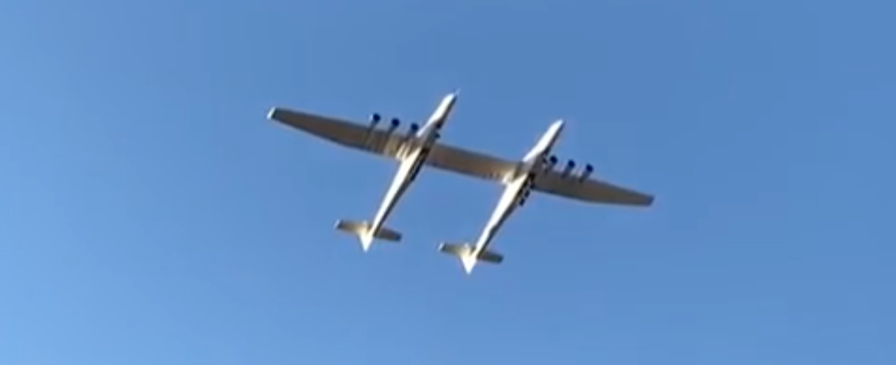 Copertina di Stratolaunch, in California decolla per la prima volta l’aereo più grande di sempre: 6 motori e 117 metri di ala