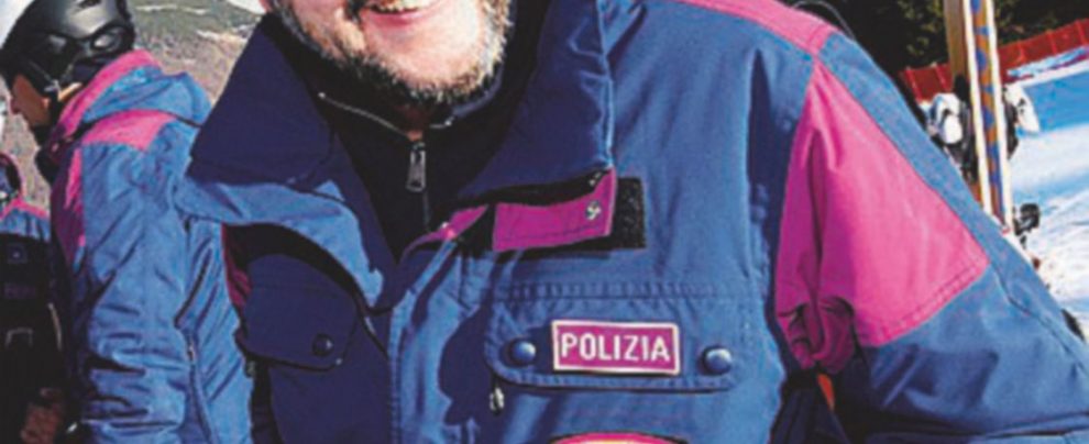 In bella posa - Il ministro dell’Interno Salvini spesso indossa una delle divise della polizia Le divise della Polizia sono “Made in Romania”