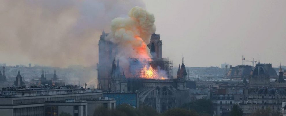 Incendio a Notre-Dame, da Mattarella a Trump il mondo si stringe attorno alla Francia. E l’Unesco “pronta” ai lavori