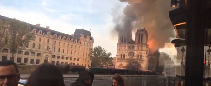 Copertina di Parigi, maxi-incendio nella cattedrale di Notre-Dame. Segui la diretta tv di France 24