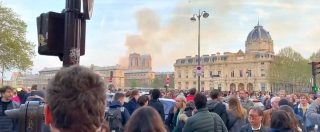 Copertina di Incendio Notre-Dame, decine di persone sotto choc osservano il rogo che sta devastando la cattedrale