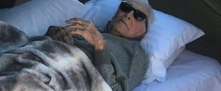 Copertina di Kirk Douglas in campeggio a 102 anni: lo scatto in tenda è virale