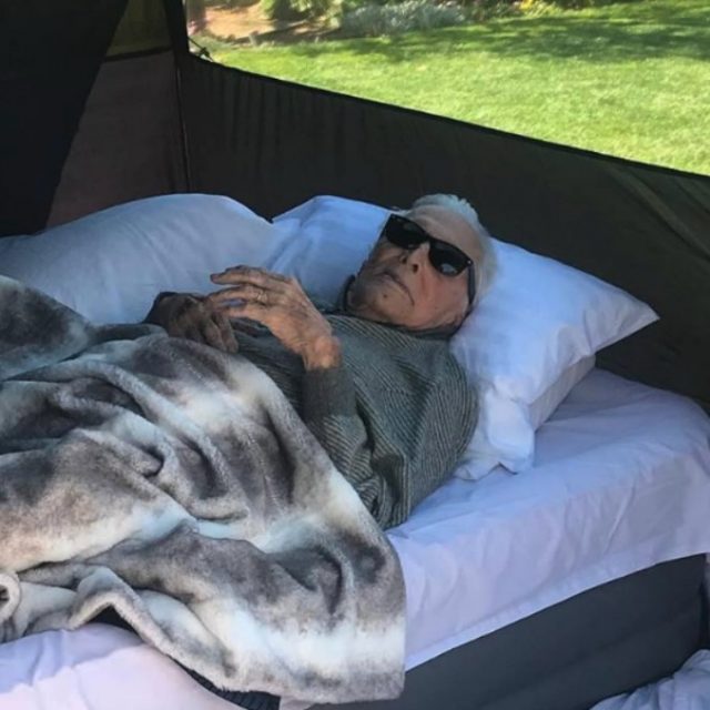 Kirk Douglas in campeggio a 102 anni: lo scatto in tenda è virale