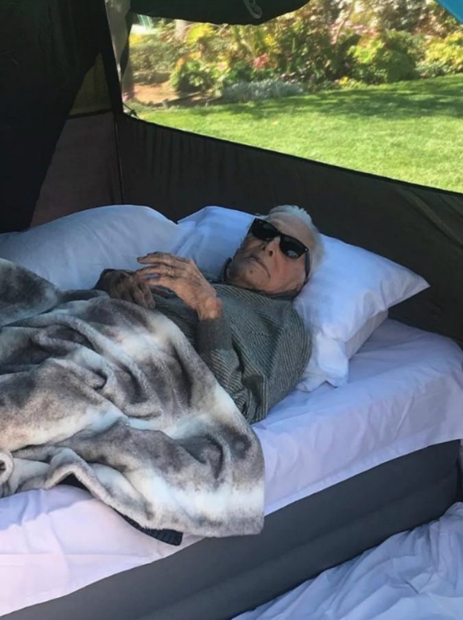 Kirk Douglas in campeggio a 102 anni: lo scatto in tenda è virale Kirk Douglas in campeggio a 102 anni: lo scatto in tenda è virale