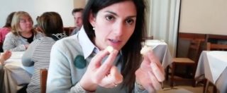 Copertina di Roma, Virginia Raggi spiega la questione del debito della Capitale con le molliche di pane: “Salvini hai capito?”