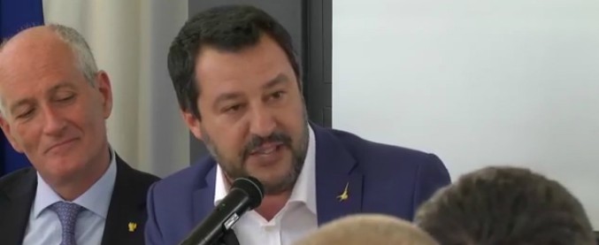 Copertina di Migranti, Salvini di nuovo indagato per sequestro di persona. Lui: “C’è anche la contestuale richiesta di archiviazione”