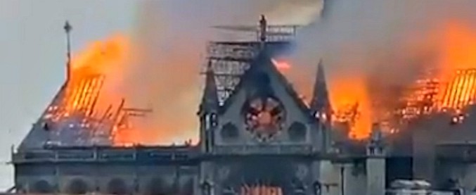 Copertina di Incendio Notre-Dame, il fuoco divora il tetto e la guglia della cattedrale. Le immagini
