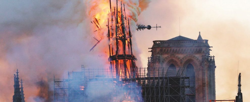 Il fuoco mangia Notre-Dame. Parigi prega in ginocchio Il fuoco mangia Notre-Dame. Parigi prega in ginocchio