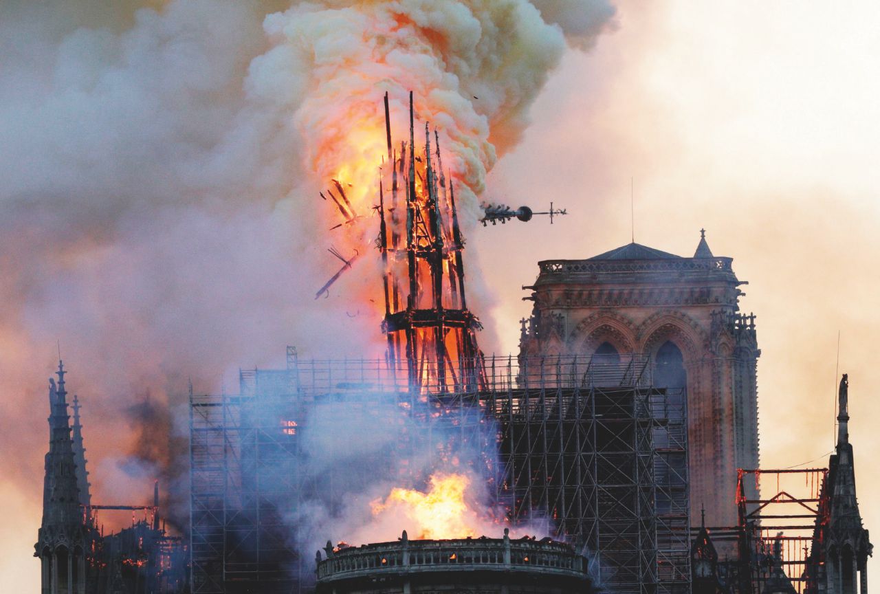 Il fuoco mangia Notre-Dame. Parigi prega in ginocchio Il fuoco mangia Notre-Dame. Parigi prega in ginocchio