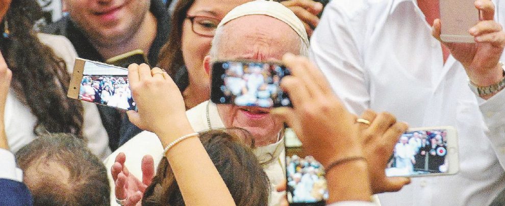 Papa Bergoglio lancia l’allarme sull’eccesso di dipendenza dai cellulari, parole simili dall’attore-rapper Childish Gambino - Ansa Il cellulare ha ridotto noi genitori a follower dei figli