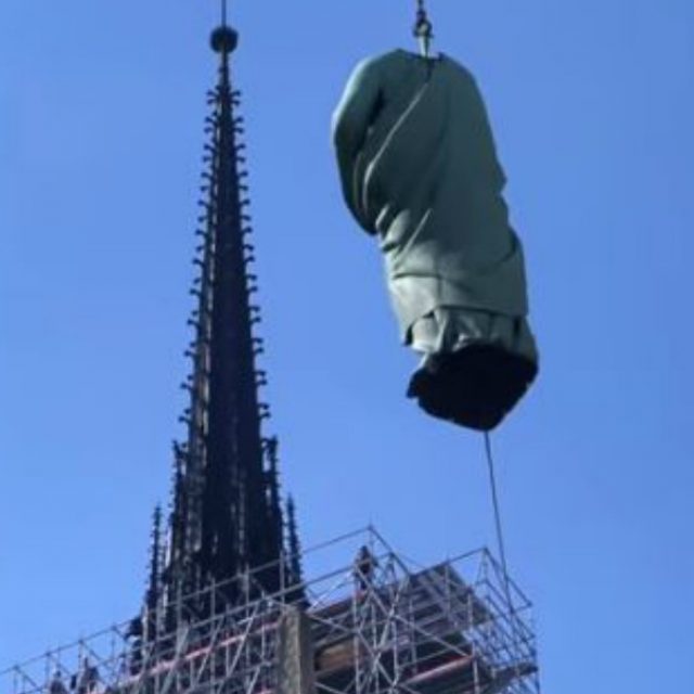 Notre-Dame, le statue “guardiane” rimosse per restauro: il trasferimento-show dei 16 “angeli custodi” pochi giorni prima dell’incendio