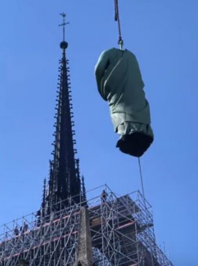 Notre-Dame, le statue “guardiane” rimosse per restauro: il trasferimento-show dei 16 “angeli custodi” pochi giorni prima dell’incendio