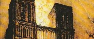 Copertina di Incendio Notre-Dame, il romanzo di Victor Hugo con una scena della cattedrale in fiamme è primo in classifica