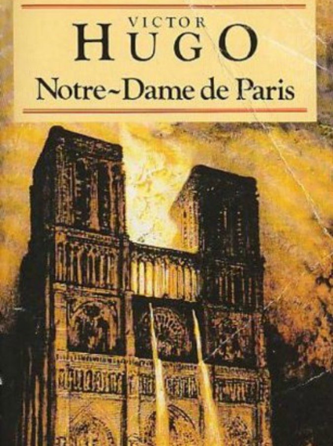 Incendio NotreDame, il romanzo di Victor Hugo con una scena della cattedrale in fiamme è primo Incendio NotreDame, il romanzo di Victor Hugo con una scena della cattedrale in fiamme è primo