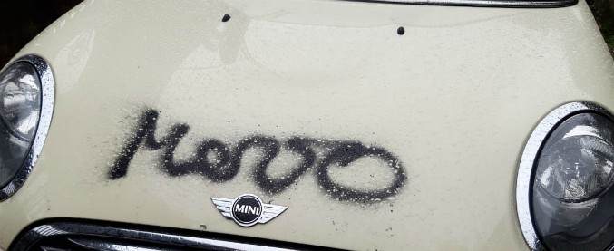 Tradate (Varese), gli scrivono “morto” sull’auto. Candidato sindaco rinuncia alla corsa dopo le intimidazioni