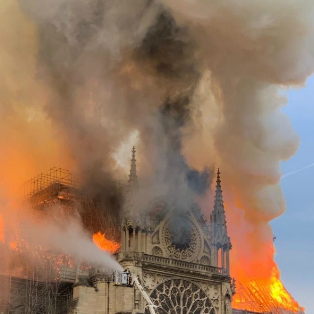 Incendio Notre-Dame, complottista lo definisce “l’11 settembre francese”: il giornalista di Fox News gli toglie la parola