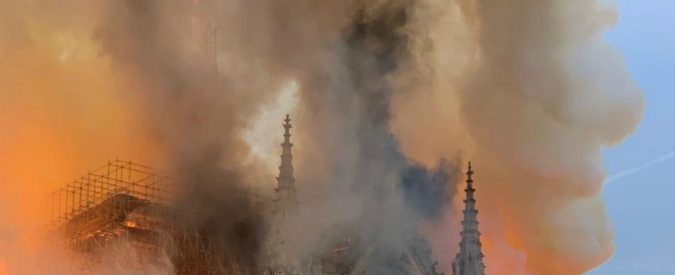 Incendio Notre-Dame, complottista lo definisce “l’11 settembre francese”: il giornalista di Fox News gli toglie la parola