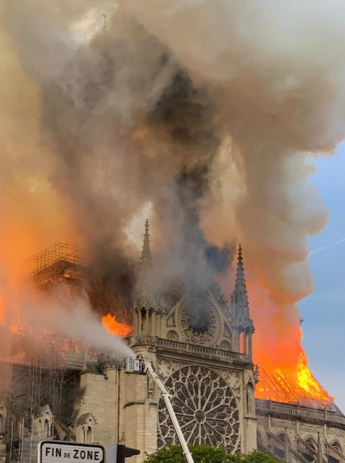 Incendio Notre-Dame, complottista lo definisce "l'11 ...