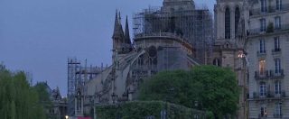 Copertina di Incendio Notre-Dame, lunga notte di lavoro per 400 vigili del fuoco: spento il rogo. Le immagini all’alba