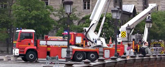 Copertina di Incendio Notre-Dame, ecco cosa rimane dopo le fiamme. Vigili del fuoco ancora al lavoro per recuperare i tesori