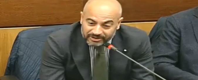 Copertina di Rai, Paragone a Foa: “Il presidente si rilegga il contratto, non è ad ombra. Se qualcuno vuole arrivare a Tg1 ce lo dica”